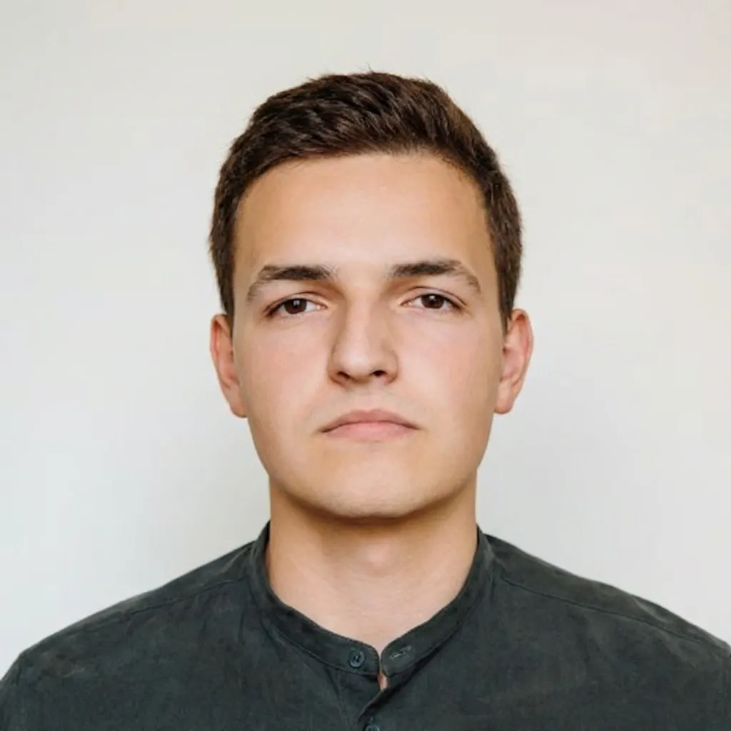 Visa-compliant photo example 1