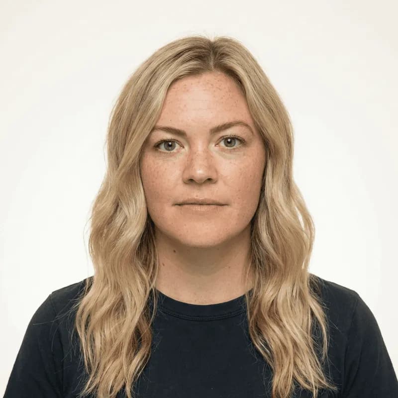 Visa-compliant photo example 3